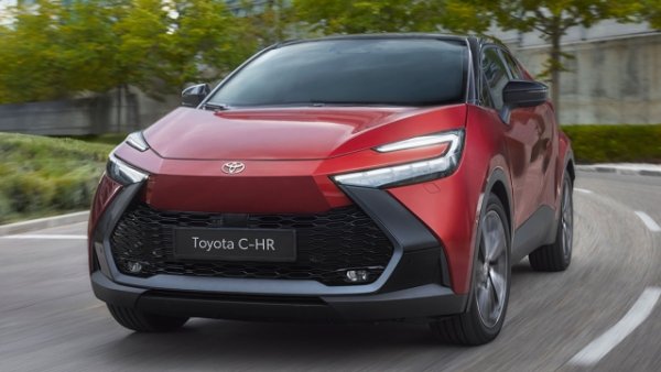 Четири нива на оборудване ( Active , Trend , Lounge и Lounge Hero) характеризират присъствието на пазара на Toyota C - HR. Предлаган е в две версии, и двете с предно задвижване, с хибридни и plug - in хибридни двигатели. 

Първият  има комбинирана максимална мощност от 140 к.с., идваща от 4-цилиндров двигател с работен обем 1798 кубика, литиево-йонна батерия с капацитет 4,08 Ah и автоматична трансмисия e-CVT. Според японския производител - комбинираният разход на гориво е около 4,7-4,8 л / 100 км. Максималната скорост е  175 км / ч , а ускорението от 0 до 100 км/ч отнема 9,9 секунди.

Вътре в купето на този компактен спортен автомобил (той е дълъг 4362 мм , с междуосие 2640 мм , широк 1832 мм и висок 1558 мм , докато багажникът има товарен капацитет от 388 литра ) има място за петима души. И много технологии: цифровият кокпит с 12,3-инчов екран е разположен до 8-инчовия мултимедиен дисплей.